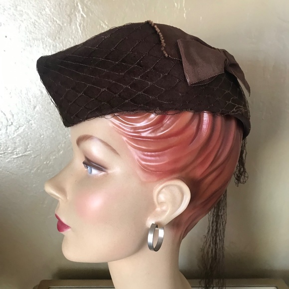 DELIGHTFUL 1940s\' BROWN FELT HAT WITH GROSGRAIN BOWS, FEATHER SPRAY + VEIL main image 6